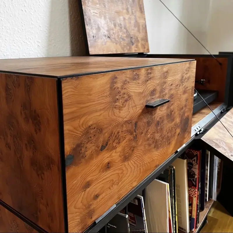 Maßgefertigter Holzschrank mit Fronten aus gemasertem Holz