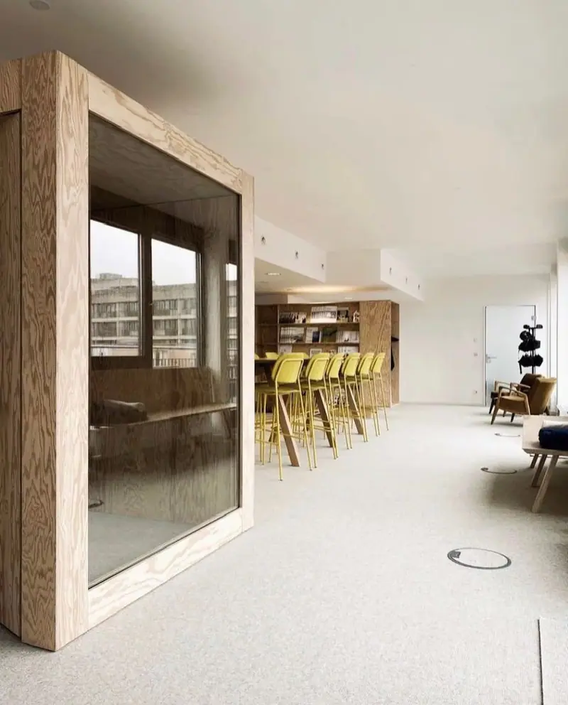 Telefonbox aus Holz mit Glasfront in einem Büro