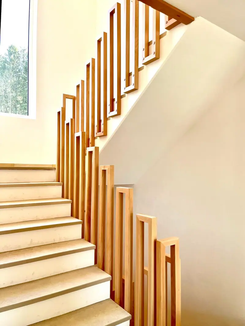 Treppe mit Holzgeländer im Hausflur
